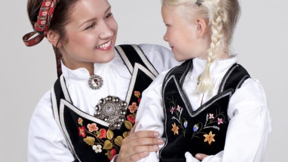 Blid jente og dame med fløyelsliv fra Vest-Telemark