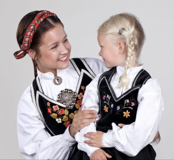 Blid jente og dame med fløyelsliv fra Vest-Telemark
