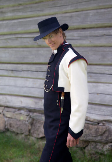 Herrebunad fra Vest-Telemark, kort hvit jakke