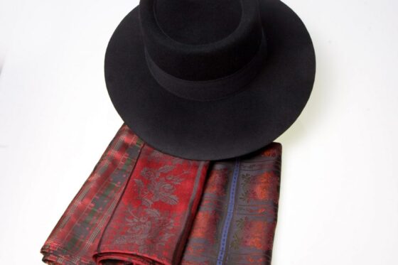 Silke tørkle i mange farge varianter og sort filt hatt