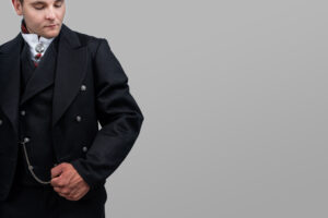 Sort bunadsjakke med sølvknapper til herre modell fra 1880